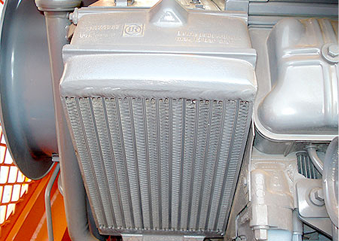 发动机散热器fdj004